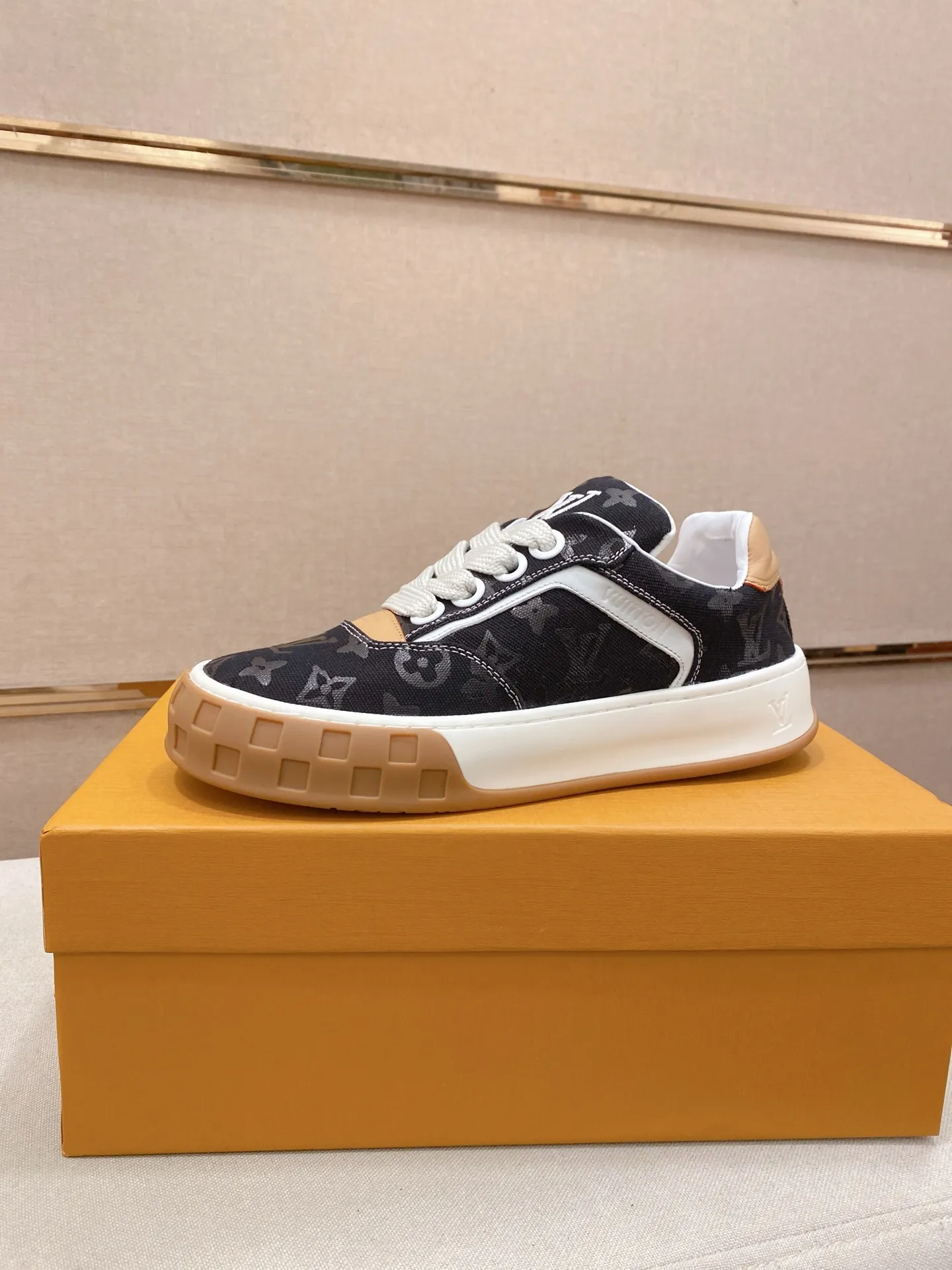 Factory price: 480💰 LV 🫏The colorful interpretation of BUTTERSOFT sneakers combines sheepskin, The colorful interpretation of LV BUTTERSOFT sneakers combines sheepskin and calfskin for a super soft feel. Designed by Pharrell Williams, this '60s-inspired shoe features a padded upper that's been crafted by Louis Vuitton craftsmen to further enhance the comfort of the leather. In addition to the LV initials, it features multiple signatures, including natural leather trim and an embossed pattern of Pharrell Williams and lobster on the side, referencing the Fall/Winter 2025 men’s show. A must-have artifact for fashionistas✅ Code number 38-44